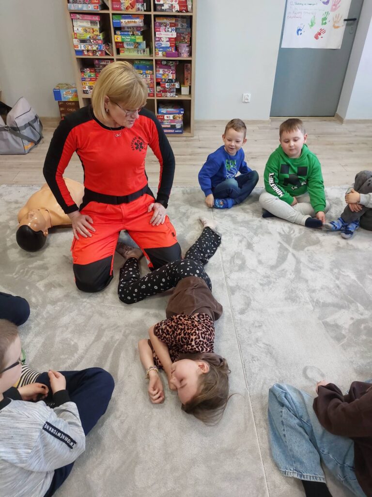Ratownik medyczny z wizytą w świetlicy środowiskowej w Brzeźnie